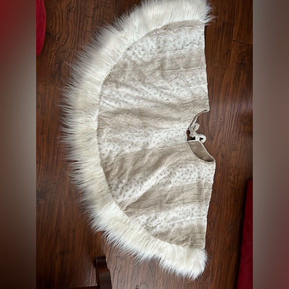 Pier 1 Imports Christmas tree skirt. - Picture 3 of 6